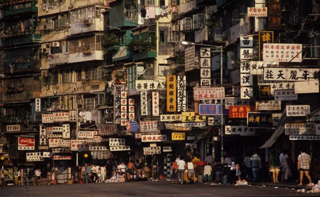 Thành phố Kowloon Walled: Trước khi bị phá hủy gần hai mươi năm trước, thành phố Kowloon Walled, nằm ở Hồng Kông, nổi tiếng là nơi có mật độ dân cư dày đặc nhất trên trái đất, với những ngôi nhà rất nhỏ xếp chồng lên nhau. Thực tế là trong một khu phố nhỏ từng có tới trên 33.000 người vào quãng thời gian cao điểm.