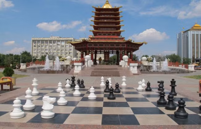 Elista: Thành phố Nga này được biết đến rộng rãi như là "Thành phố Cờ". Rõ ràng là kiến trúc sư và nhà thiết kế của thành phố này bị ám ảnh bởi môn cờ vua đã khiến trò chơi này trở thành hình tượng của thành phố.