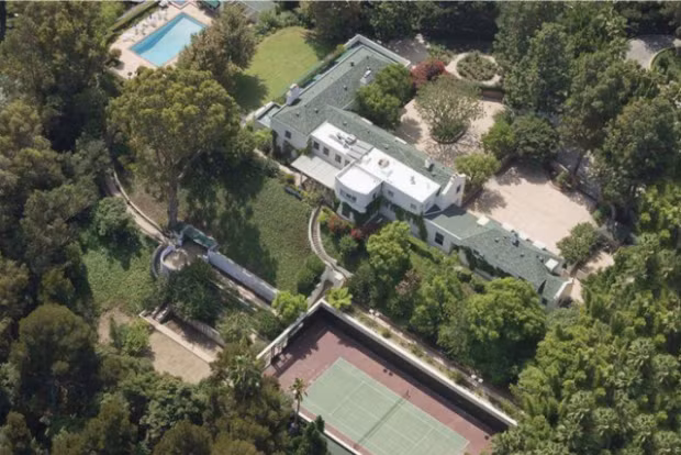 3. Một biệt thự khác ở Beverly Hills, California Tiếp tục là một căn biệt thự khác ở Beverly Hills. Nữ ca sĩ Taylor Swift đã mua biệt thự này vào năm 2015 từ Samuel Goldwyn Estate. Đây là nơi cô dành phần lớn thời gian của mình khi nhàn rỗi không phải đi các tour diễn. Căn biệt thự có 6 phòng ngủ, 7 phòng tắm. Bên ngoài là một hồ bơi, sân tennis, nhà khách và nơi ngắm cảnh tuyệt đẹp.