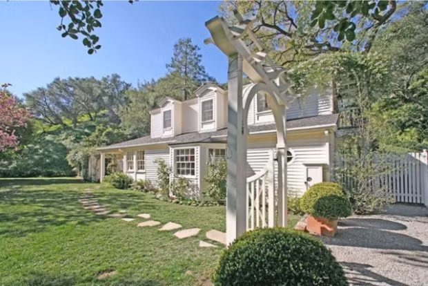 2. Căn biệt thự ở Beverly Hills, California Căn biệt thự nằm trong khu nổi tiếng này được Taylor Swift mua vào năm 2011 với giá gần 4 triệu USD. Tuy nhiên, với 4 phòng tắm và 4 phòng ngủ này lại nhỏ hơn so với căn hộ ở Nashville. Nó được gọi là căn biệt thự theo phong cách Cape Cod. Căn biệt thự có hàng rào màu sáng, hiên và sân được che mát bởi cây nho. Có một sân tennis ngoài trời và một nhà khách nhỏ. Theo một số tin đồn cô đã bán lại căn hộ này cho Nicolas Bijan Pakzad, con trai của nhà thiết kế nổi tiếng Bijan.