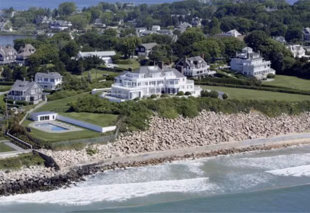 6. Khu biệt thự 24 triệu USD ở Rhode Island Căn hộ trị giá 24 triệu USD được Taylor mua với giá gần 18 triệu USD chính là bất động sản lớn nhất của cô. Căn hộ nằm trên bờ biển tuyệt đẹp với thiết kế thuộc hàng cao cấp này vừa khiến báo chí dành hết lời khen ngợi. Căn hộ này là nơi nghỉ ngơi và thường xuyên diễn ra các bữa tiệc của nữ ca sĩ với các người bạn nổi tiếng của mình.