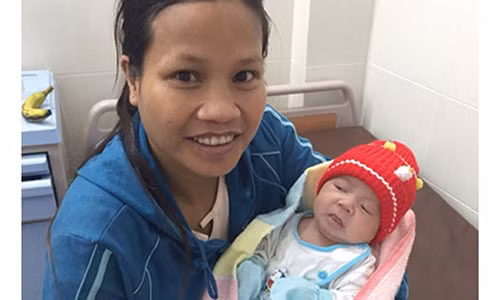 Bé gái sơ sinh nhập viện trong tình trạng nguy kịch vì mẹ dùng dao dao lam không vô trùng cắt rốn - Ảnh: Sức khỏe đời sống Bé gái sơ sinh nhập viện trong tình trạng nguy kịch vì mẹ dùng dao dao lam không vô trùng cắt rốn - Ảnh: Sức khỏe đời sống