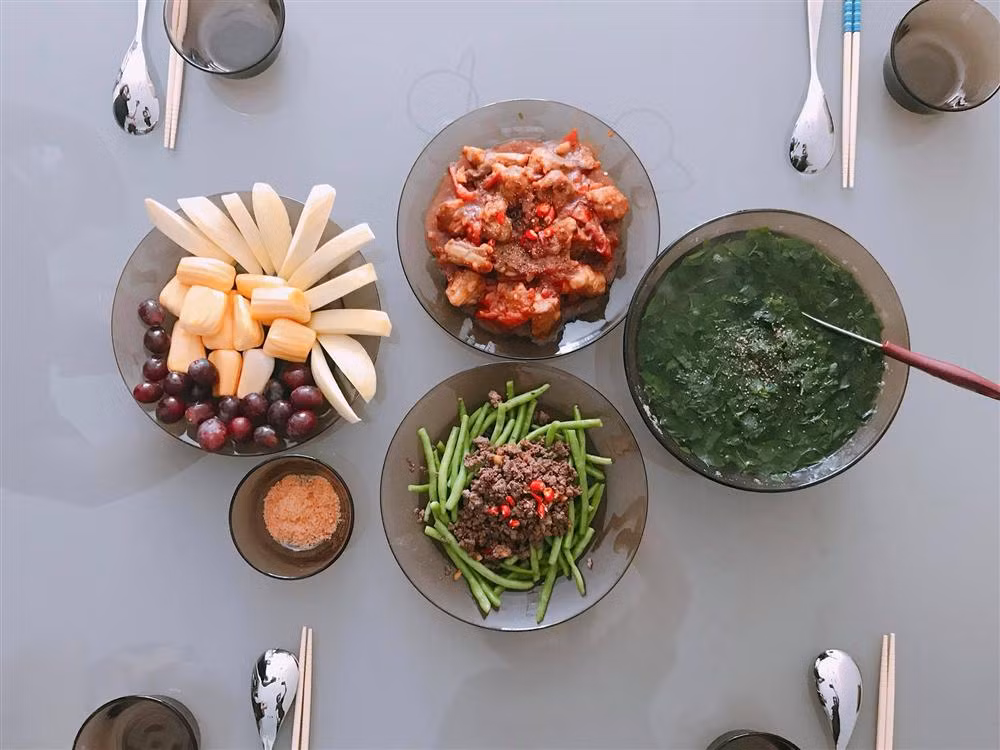 Mợ nấu cơm đậu que xào thịt bò với sườn non ram chua ngọt đó nha.