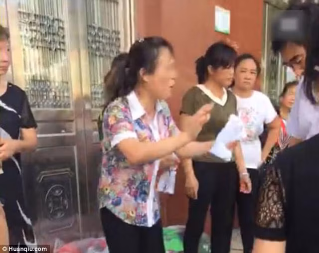 Vo chet tuc tuoi vi bi ep pha thai 4 lan, chong than nhien cuoi vo moi