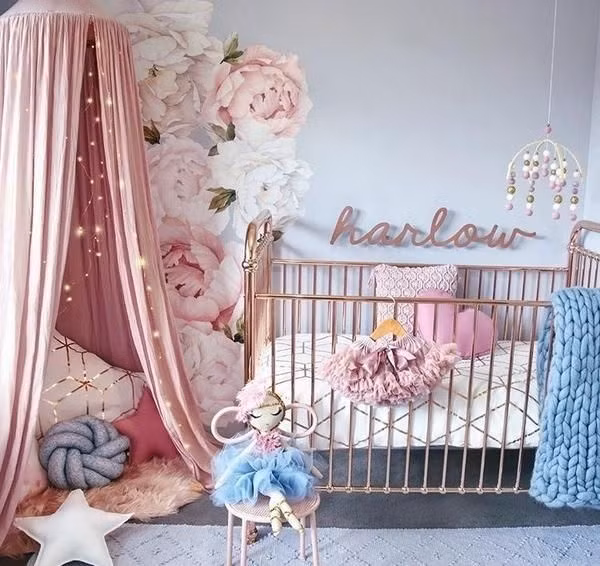 Con của bạn sẽ vô cùng thích thú khi nhận món quà đẹp như thế giới cổ tích này, một chiếc cũi được sơn màu đồng đáng yêu, một chiếc màn để ngồi đọc sách hay tận hưởng thế giới riêng tư khi lớn hơn một chút. Và phòng của con sẽ càng lấp lánh đáng yêu hơn khi được thiết kế thêm những dải đèn LED trang trí ở một góc phòng.