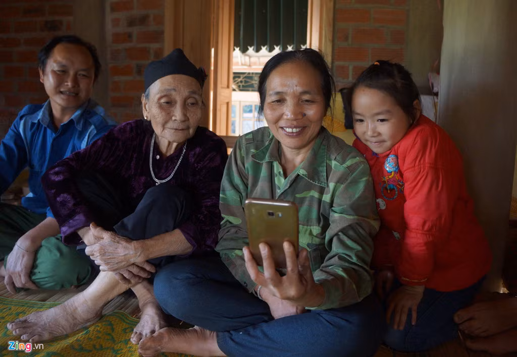 Khuôn mặt ai cũng rạng rỡ, vui mừng và tự hào vì Tiến Dũng đã thi đấu xuất sắc, cản thành công quả luân lưu 11 m, giúp U23 Việt Nam giành chiến thắng trước Iraq. Bác gái của Tiến Dũng cầm điện thoại mở lại video tối qua cho mọi người xem lại không khí cả gia đình, họ hàng và làng xóm cùng ngồi xem trận đấu.