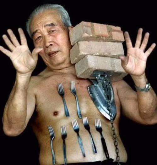 Liew Thow Lin - Người nam châm Một số người trong lịch sử được biết đến vì có khả năng từ tính kỳ lạ, nhưng nổi tiếng nhất có lẽ là ông Liew Thow Lin. Siêu nhân này đến từ Trung Quốc này có thể dính bất kì vật kim loại nào vào cơ thể. Các nhà khoa học của Đại học Công nghệ Malaysia sau khi nghiên cứu kỹ lưỡng đã đưa ra nhận xét rằng da ông Liew có độ ma sát rất cao, tạo ra “hiệu ứng hút”.