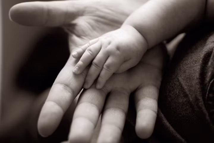 Nhận ra rằng dù trưởng thành bao nhiêu thì bạn luôn là đứa trẻ trong mắt cha mẹ. Vì thế, dù cha mẹ trách mắng thì bạn không nên cãi lại. Hãy lắng nghe và trò chuyện để cha mẹ hiểu bạn. Sự trách mắng ấy xuất phát từ tình yêu thương họ dành cho bạn. Đôi khi, những lời khuyên của cha mẹ giúp bạn nhận ra rất nhiều điều.
