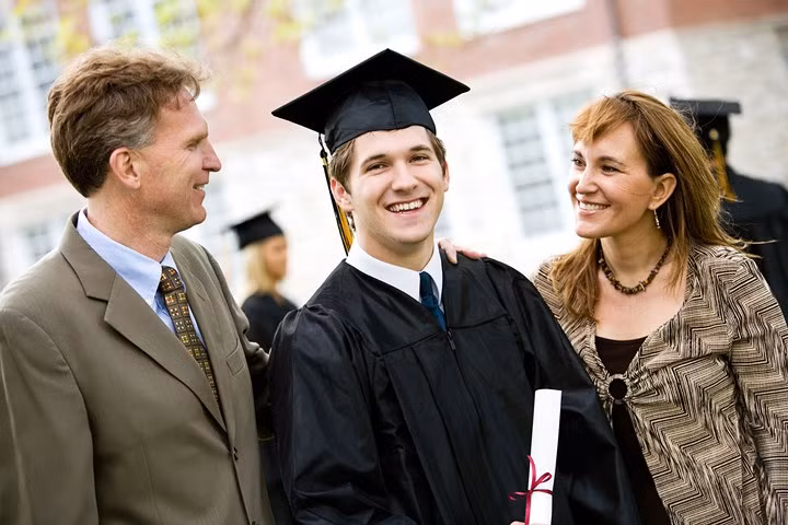  Chia sẻ thành công cùng cha mẹ: Mỗi lần bạn đạt được thành công trong cuộc sống, hãy chia sẻ với cha mẹ bởi điều này khiến họ hạnh phúc và tự hào về bạn. Thành công của con cái luôn có sự góp sức không nhỏ của cha mẹ.