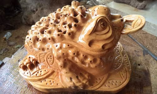 Theo quan niệm phương Đông, hình tượng con cóc ngậm đồng tiền vàng diễn tả 3 ý nghĩa chính trong phong thủy: May mắn – Tài lộc – Bình an.
