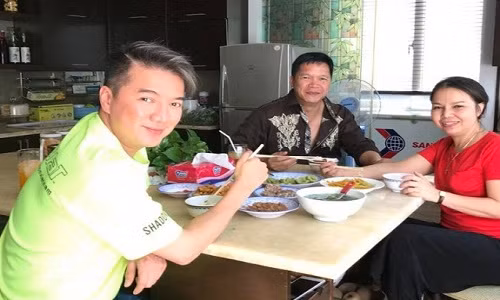 Lúc cha mất không có tiền mua quan tài, chính cậu ruột đã giúp đỡ Đàm Vĩnh Hưng khi đó.