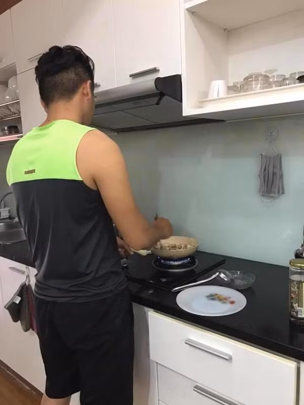 Lê Phương thường xuyên được ông xã nấu cho những món ngon sau khi đi làm về.