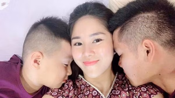 Trung Kiên rất thương Cà Pháo con riêng của vợ và bé cũng rất quý anh.