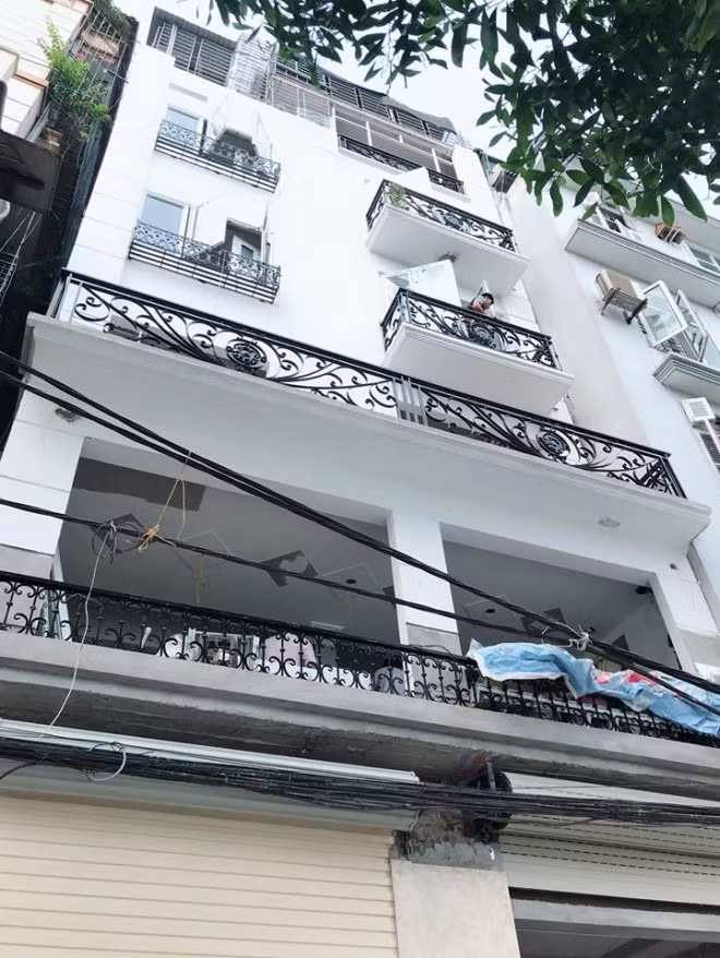 Nghệ sĩ Hương Dung cùng các con sống ở Hà Nội. Nhiều tháng nay, nghệ sĩ này đã dành thời gian để sửa sang lại ngôi nhà thêm khang trang, sạch đẹp hơn trước đây. Tông màu bên ngoài lẫn trong nhà của nghệ sĩ Hương Dung đều sử dụng màu trắng làm chủ đạo.