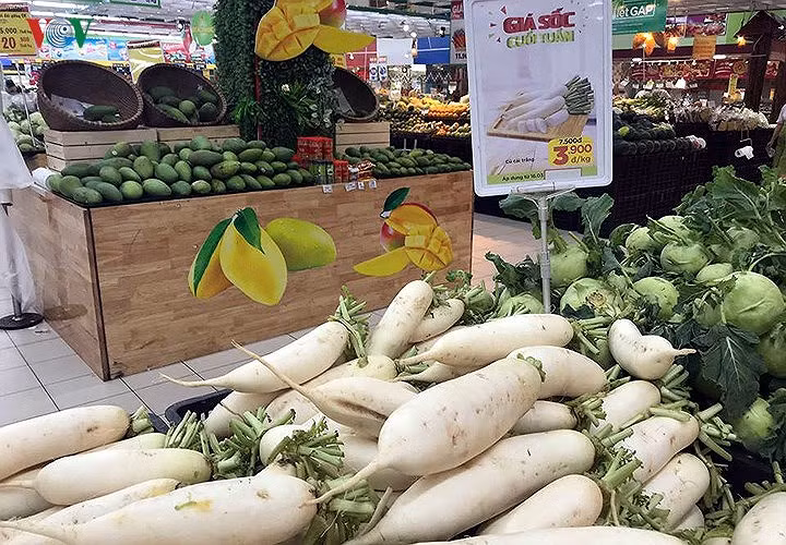 Trong siêu thị, giá củ cải rẻ như bèo, chỉ vài nghìn đồng/kg.