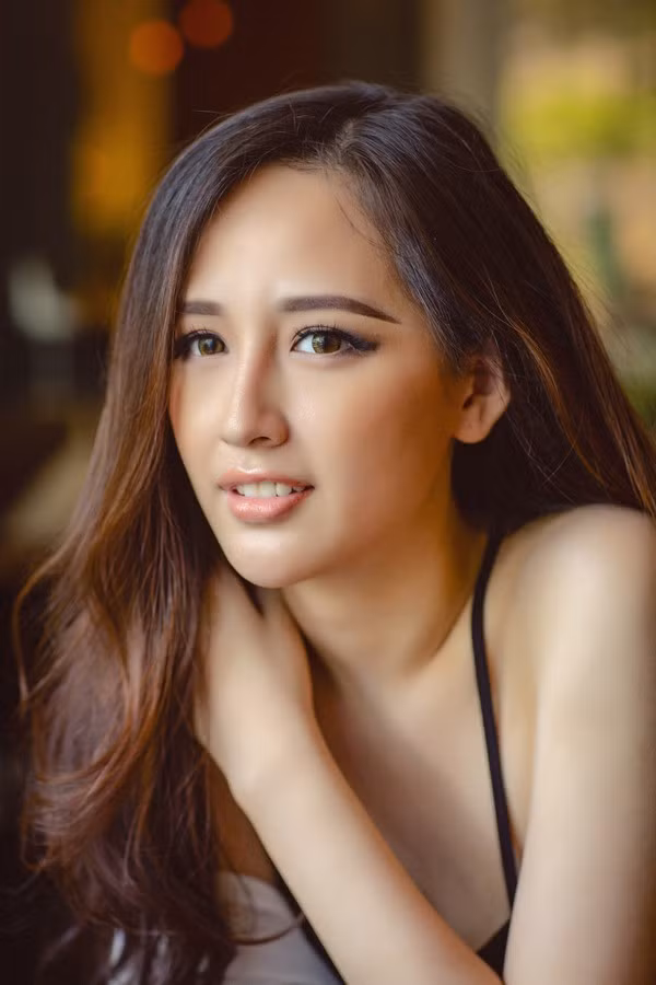 Không chỉ chịu khó thay đổi về ngoại hình, Hoa hậu Mai Phương Thúy còn rất mát tay kinh doanh trong lĩnh vực ẩm thực. Chính vì vậy, cô có tiền để tự sắm cho bản thân tủ đồ hàng hiệu khủng, liên tục thay xế sang và tậu nhà.