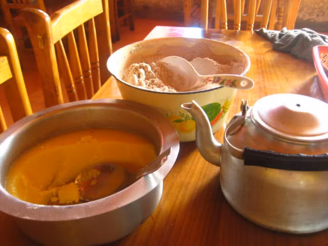 4. Trà bơ bò Yak, Tây Tạng Trà bơ là loại trà truyền thống của người Tây Tạng, nó không có vị ngọt mà có vị mặn hòa cùng với vị đắng, vị béo của sữa bò Yak. Đây là món yêu thích của một số nhà sư, nhà du mục, thậm chí có người uống đến 40 ly mỗi ngày. Tuy nhiên, loại thức uống này có thể gây khó chịu với một số người.