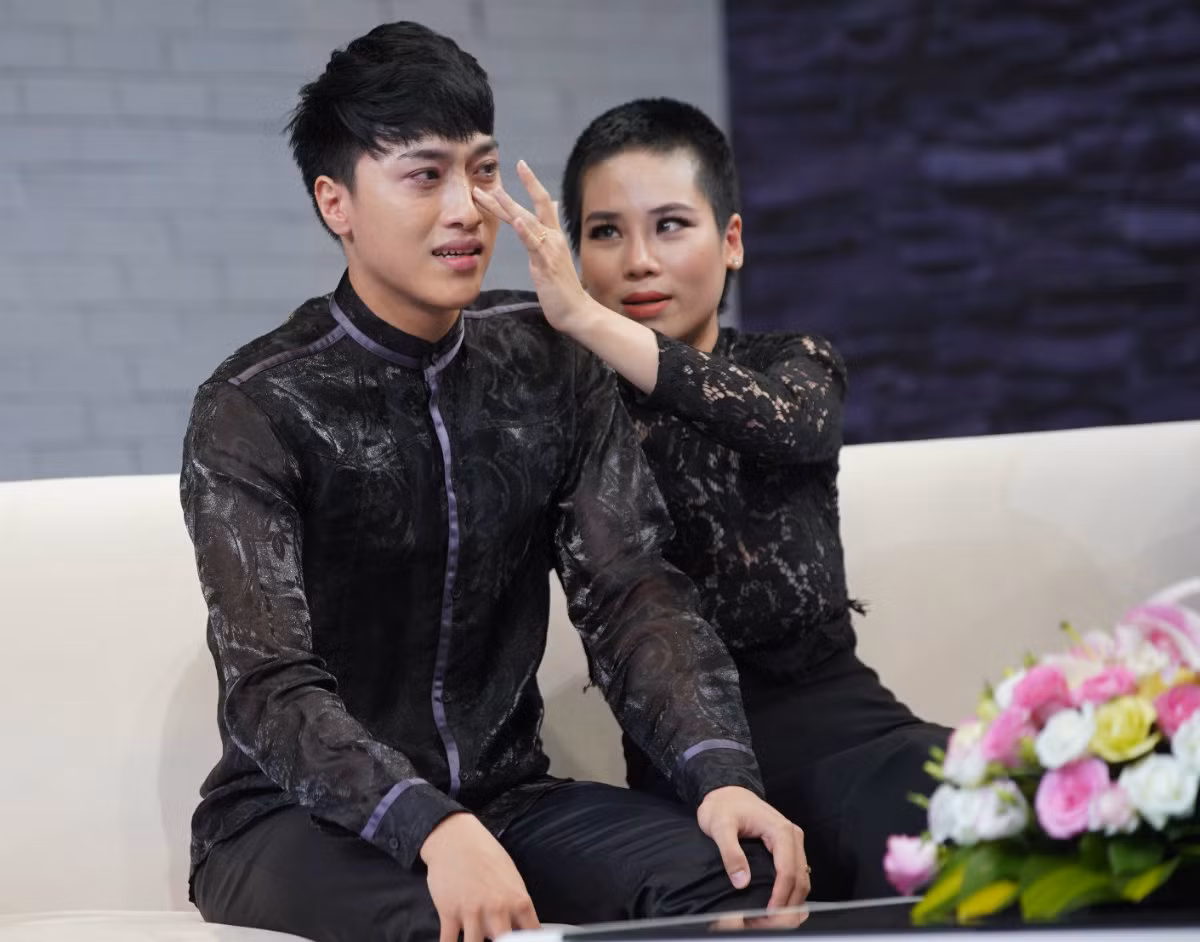 Đình Lộc bật khóc khi chứng kiến vợ nguy hiểm lúc sinh con.
