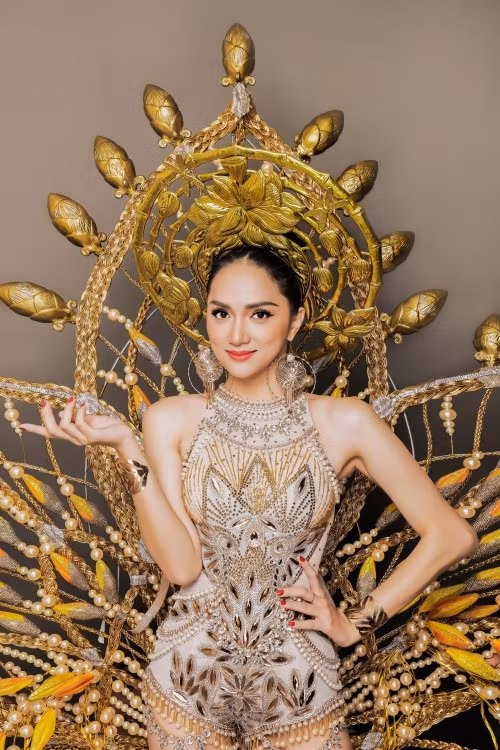 Hương Giang Idol rạng rỡ khi diện bộ trang phục dân tộc nặng đến 55 kg.