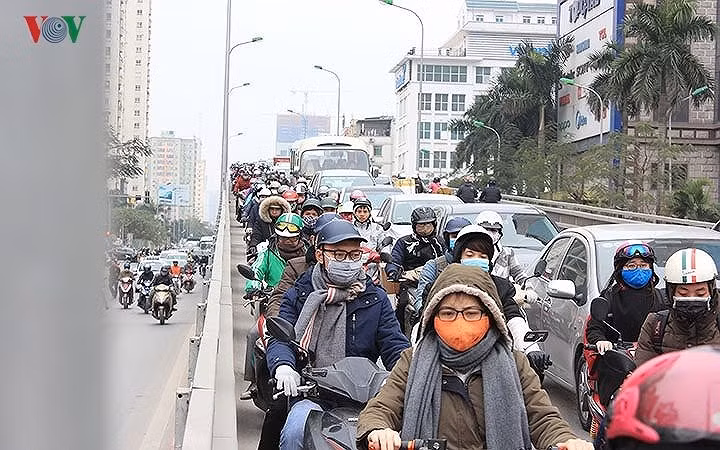 Tắc đường: Không chỉ trường bạn mà có nhiều trường khác bắt đầu đi học và đi làm trở lại. Khi mật độ phương tiện quá lớn thì chuyện tắc đường rất dễ xảy ra. Để không gặp phải tình trạng tắc đường, hãy dậy sớm, đi học sớm để tránh giờ cao điểm đó.