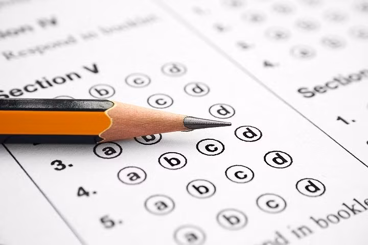 Kiểm tra: Ngày đầu tiên của năm học, nhiều giảng viên sẽ lựa chọn kiểm tra nhỏ hoặc một vài bạn sinh viên để thử trình độ, kiến thức sau kỳ nghỉ Tết dài. Để có thể tránh được tình trạng này, bạn có thể ôn bài từ đêm hôm trước để chuẩn bị cho buổi học đầu năm. (ẢnhThe Conversation).
