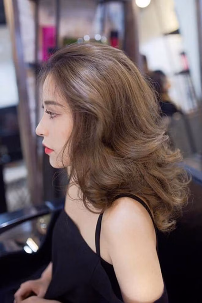 Tóc xoăn tự nhiên khó mọc dài Với những cô nàng sở hữu một mái tóc xoăn tự nhiên thì thời gian để đợi mái tóc của mình mọc dài lên sau mỗi lần cắt là một khoảng thời gian vô cùng dài. Điều này cũng dễ hiểu bởi tóc xoăn tự nhiên thường mọc chậm hơn so với các mái tóc thẳng. Một mái tóc xoăn sẽ mọc khoảng 0.5 mm – 1 cm/ tháng tùy vào cơ địa và chế độ dinh dưỡng của từng người. Và nếu như bạn so sánh giữa một cô nàng tóc xoăn tự nhiên và một cô nàng tóc thẳng thì bạn sẽ thấy rõ rệt sự khác biệt về tốc độ mọc tóc của hai người.