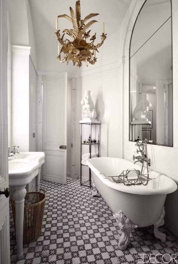 Sự kết hợp của 2 gam màu trắng- đen làm tôn lên vẻ đẹp hiện đại của căn phòng tắm. Với kiểu trang trí này, bạn không lo phòng tắm của mình bị lỗi thời trong khoảng 10-20 năm nữa.