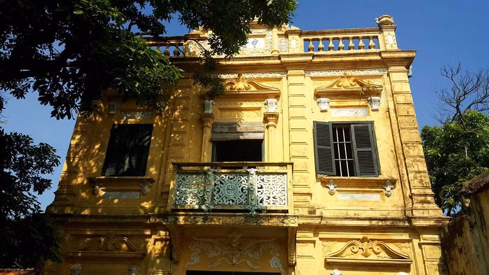Gờ tường mang đậm phong cách châu Âu với các hoa văn uốn lượn tinh xảo cầu kỳ. Riêng hoa văn trên ban công có chữ "Thọ" - một nét văn hóa của người Á Đông. Tường nhà được sơn màu vàng - đặc trưng kiến trúc Pháp thời kỳ này.