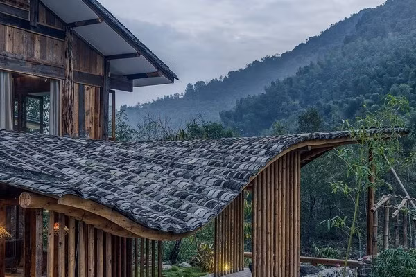 Phần mái hiên nhà đã được làm lại và sao chép y nguyên bản gốc với hình dạng uốn lượn do tác động của thời gian, điều này trở thành nét độc đáo trong thiết kế ngôi nhà và biến nó trở nên cổ kính hơn.