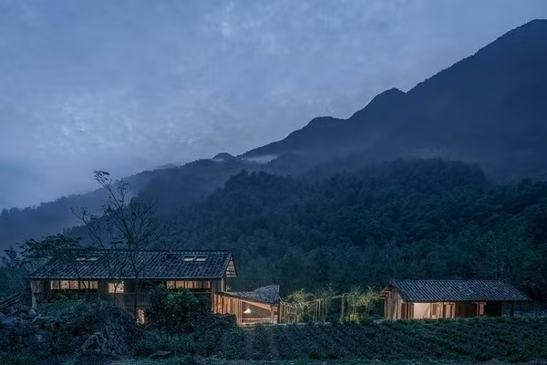 Dân làng vốn là các thợ lâu năm lành nghề đã được thuê sửa chữa và phục chế lại ngôi nhà để đảm bảo các kỹ thuật xây dựng truyền thống được giữ nguyên. Các khung cửa, lan can gỗ được chạm trổ tỉ mỉ cẩn thận sao cho sát với nguyên bản nhất.