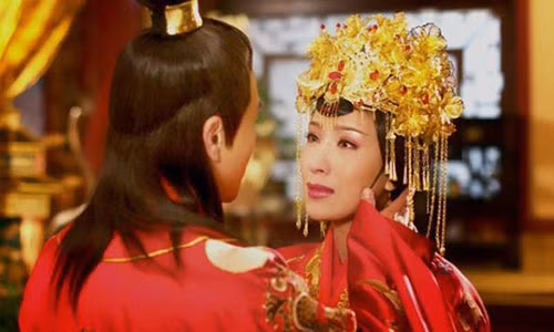 Trong những lúc chán chường nhất, thái tử chỉ có cung nữ Vạn Trinh Nhi luôn ở bên túc trực và hầu hạ. Nàng vừa như một người mẹ, một người hầu, lại như một người bạn tâm giao. (Ảnh minh họa)
