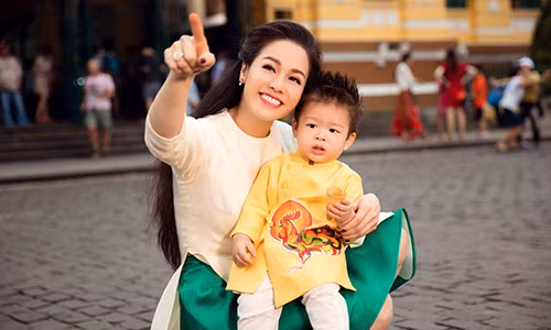 Nhật Kim Anh và con trai.