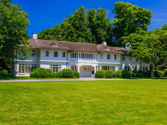 5. 121 Further Lane, East Hampton - Giá: 24 triệu USD Với 10 phòng ngủ, dinh thự này có thiết kế chú trọng tới sự riêng tư tuyệt đối. Nằm trên diện tích đất hơn 3 hecta, tại đây còn có một căn nhà riêng biệt với 2 phòng ngủ dành cho khách. Được xây dựng vào năm 1917, đây từng được công nhận là một trong những dinh thự đẹp nhất tại Mỹ.