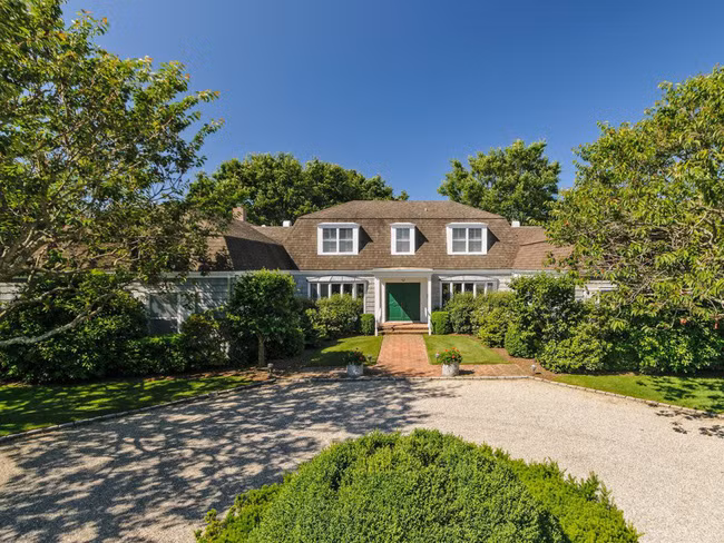 4. 477 Little Plains Road, Southampton - Giá: 24 triệu USD Chỉ cách mặt biển hơn 60m, căn nhà này nằm trên diện tích đất hơn 2 hecta, giữa các vườn hoa hồng, bể bơi và sân tennis.