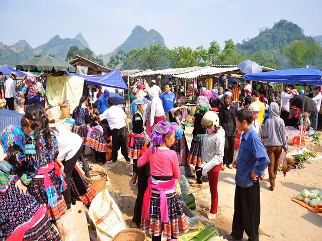 Chợ phiên Tây Bắc này quy tụ đông đảo bà con dân tộc thiểu số Mông, Dao, Thái, Khơ Mú..xuống họp chợ, tạo nên 1 bầu không khí nhộn nhịp vui tươi nơi núi rừng Tây Bắc đại ngàn.(Ảnh Thái Bình)