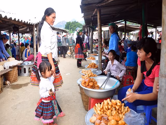 Một góc chợ bán bánh rán luôn tấp nập người ra vào tại chợ phiên.(Ảnh Thái Bình)