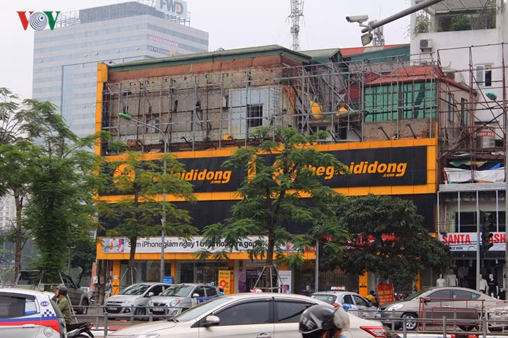 Trên các tuyến phố của Thủ đô Hà Nội, những bảng quảng cáo lắp đặt ở các công trình riêng lẻ, nhất là các bảng diện tích quá quy định không đảm bảo yêu cầu thoát hiểm khi có cháy nổ buộc phải dỡ bỏ.