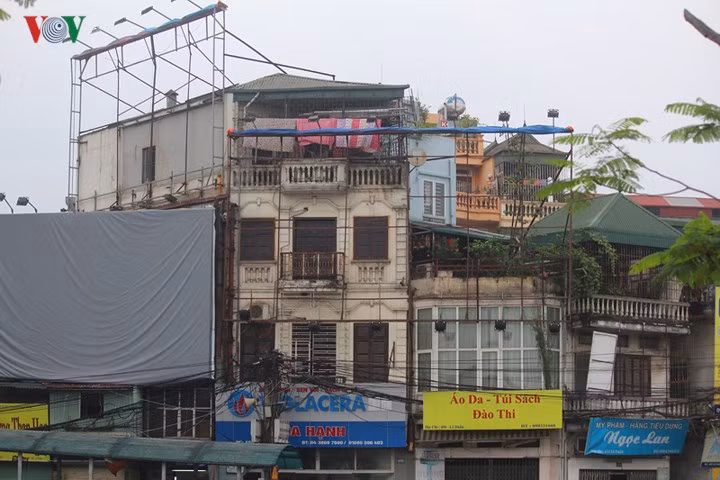 Theo thời gian mưa gió... những khung sắt trở nên hoen gỉ.