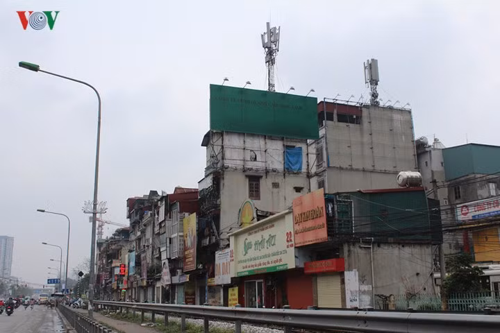 Hầu hết các biển quảng cáo được đơn vị quảng cáo chọn thuê đặt ở các công trình cao tầng dễ nhìn ở các trục đường tuyến phố chính.