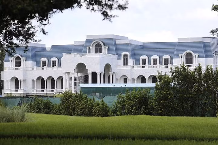 Versailles - Windermere, Florida thuộc sở hữu của gia đình Siegel.