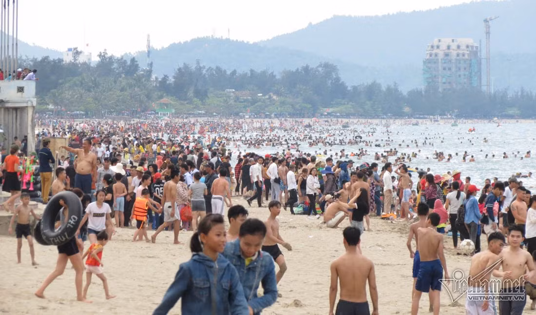 Biển Cửa Lò đông nghẹt thở trong những ngày nghỉ lễ.