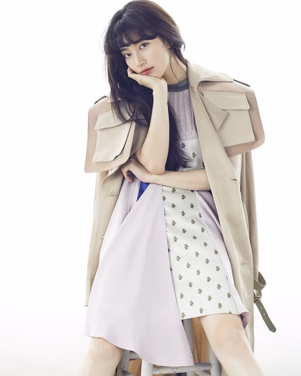 Suzy là người mẫu quen thuộc của các tạp chí thời trang bởi khuôn mặt xinh đẹp và thần thái phù hợp nhiều phong cách. Cư dân mạng luôn dành nhiều tình cảm và lời khen cho những bộ ảnh thời trang của cô.