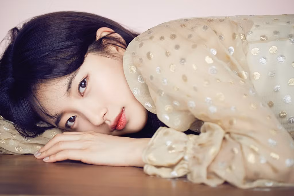Sáng 3/4, loạt ảnh chụp cho tạp chí Marie Claire phiên bản Trung Quốc của Suzy được đăng tải. Bộ hình lập tức thu hút sự chú ý của công chúng vì nhan sắc ấn tượng của nữ thần tượng.