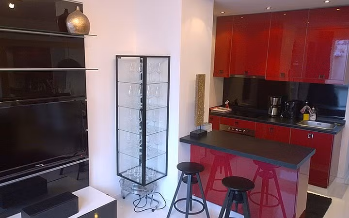 Nhà bếp nổi bật với gam màu đỏ đậm.
