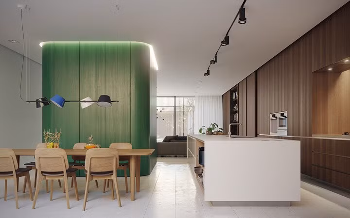 Toàn bộ trọng lượng phần mái được chống đỡ bằng một khối hộp vuông màu xanh ở giữa, đèn trang trí hắt thứ ánh sáng trắng vào tường gỗ màu xanh tạo ấn tượng đẹp mắt.
