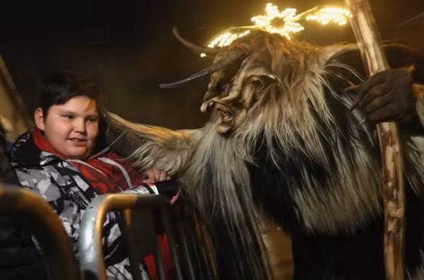 Theo truyền thuyết ở các nước Áo, trong đêm Giáng sinh, ác quỷ Krampus sẽ bắt những trẻ em hư bỏ vào túi và đem về hang ổ của mình. Ngày nay, vào đêm Giáng sinh nhiều người thích thú với việc hóa trang thành ác quỷ Krampus và đi dọa những người yếu tim.