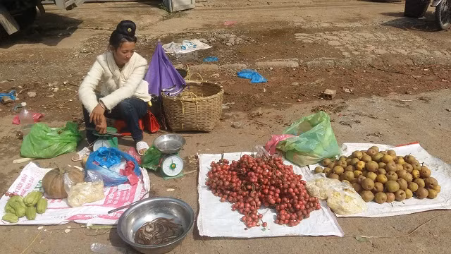 Mắc cọp (lê rừng), dâu da đất, bí đỏ, lươn đồng... những đặc sản nổi tiếng chỉ có ở Tây Bắc được bày bán rất nhiều ở chợ, giúp cho khách hàng có nhiều lựa chọn hơn.
