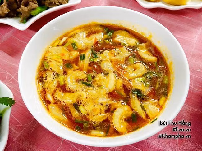 NƯỚC SỐT CHẤM RAU SỐNG Cà chua 3 quả thái mỏng, xào chín. Cho vào đó 1 bát con nước, cho tóp mỡ, nước mắm, dầu hào, tương ớt và hạt tiêu vào cùng. Đun sôi kỹ rồi cho hành lá thái nhỏ vào rồi tắt bếp.