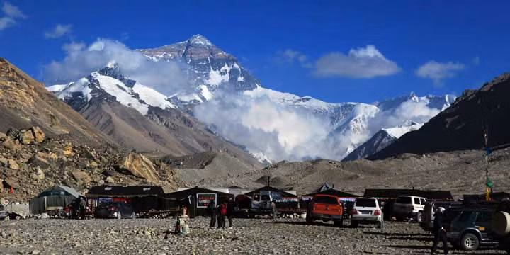 Shigatse Shigatse có nghĩa là "màu mỡ tươi tốt" trong ngôn ngữ Tây Tạng. Đây là một thành phố lịch sử và văn hoá quốc gia, với phong cảnh thiên nhiên hùng vĩ là một trong những điểm đến hoàn hảo nhất cho những người yêu thiên nhiên. Các địa điểm thu hút du khách nhiều nhất là đỉnh núi Everest dành cho du khách yêu thích mạo hiểm. Tu viện Tashilhunpo Monastery là một trong sáu tu viện lớn ở Tây Tạng. Tu viện có ngôi mộ của Panchen Lamas và bức tượng Phật Di Lặc dài 22,4 mét.