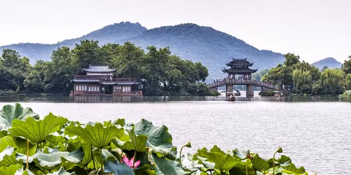 Hàng Châu Hàng Châu nổi tiếng vì tích lũy lịch sử sâu sắc của nó, và đặc biệt là đối với cảnh quan thiên nhiên thiên nhiên. Từ thời cổ đại, vùng đất này đã được vinh danh là "một trong những thành phố xinh đẹp và thanh lịch nhất của thế giới". Ngày nay, nó là một trong những thành phố du lịch phổ biến nhất của Trung Quốc, với nhiều điểm tham quan tuyệt vời, thu hút người dân trong và ngoài nước. Hồ Tây là món quà tự nhiên của Hàng Châu được người dân Trung Quốc cổ đại đã ca ngợi là một nơi làm say mê biết bao người với vẻ đẹp của nước biển rộng mênh mông và con sông dài hẹp long lanh xanh biếc được bao quanh bởi những ngọn núi hùng vĩ, hồ nước giống như một tấm gương được bao phủ bởi một viên ngọc bích lớn.